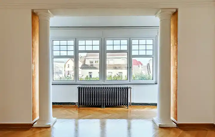 Gussheizkörper unter einem Fenster